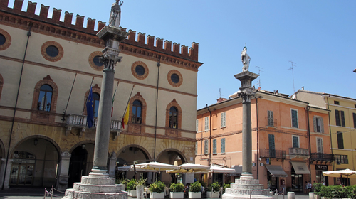 Le due colonne erette a Piazza del Popolo in epoca veneziana