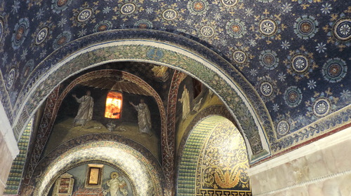 I mosaici che decorano l'interno del Mausoleo di Galla Placidia